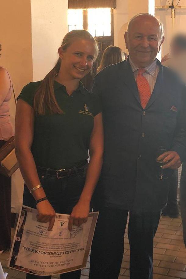 Anaëlle Stanislao Pascual, son diplôme en main, aux côtés de Don Álvaro Domecq.