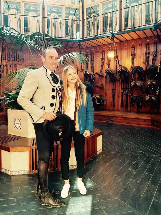 Anaëlle Stanislao Pascual avec un cavalier professeur de la Real Escuela, en costume andalou